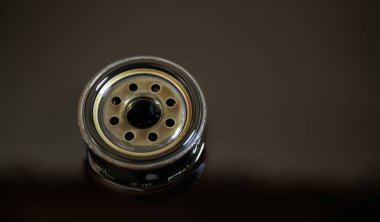 Kullanılmış yağ filtresi eski yağda duruyor. Bir arabanın motor yağını değiştirme işlemi