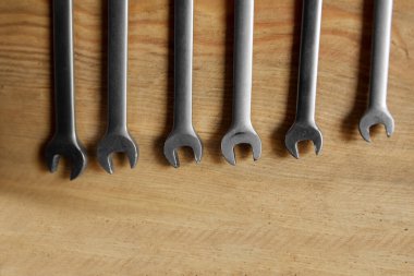 Ahşap arka planda anahtarlar. Makinelerle çalışmak için araçlar