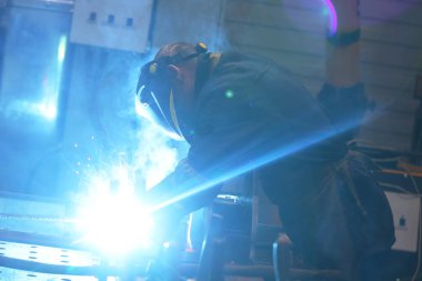 Minsk, Belarus - 13 Aralık 2018: Fabrika kaynak demirinde çalışan bir işçi