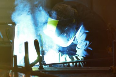 Minsk, Belarus - 13 Aralık 2018: Fabrika kaynak demirinde çalışan bir işçi