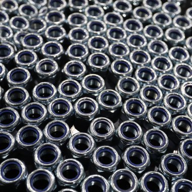 Koyu arkaplanda yeni metal fındık