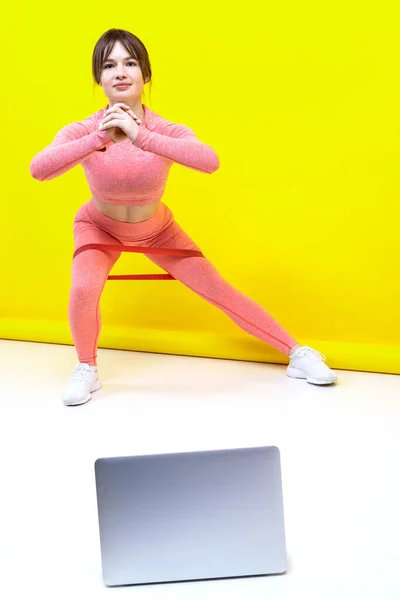 Menina Atlética Treina Casa Online Assistindo Vídeos Laptop Fundo Amarelo — Fotografia de Stock