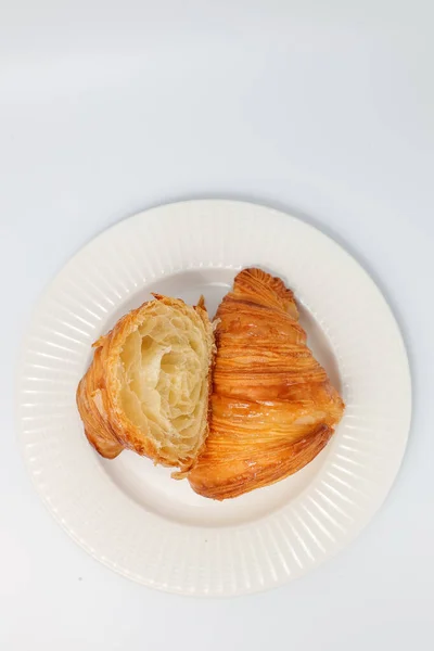 Frissen Sült Hagyományos Croissant Két Részre Vágva — Stock Fotó