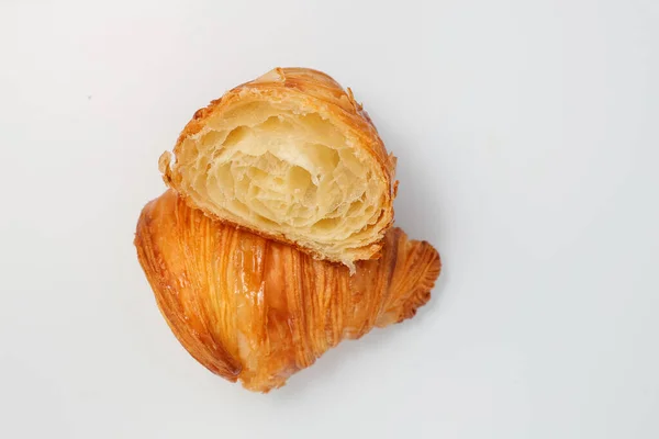 Frissen Sült Hagyományos Croissant Két Részre Vágva — Stock Fotó
