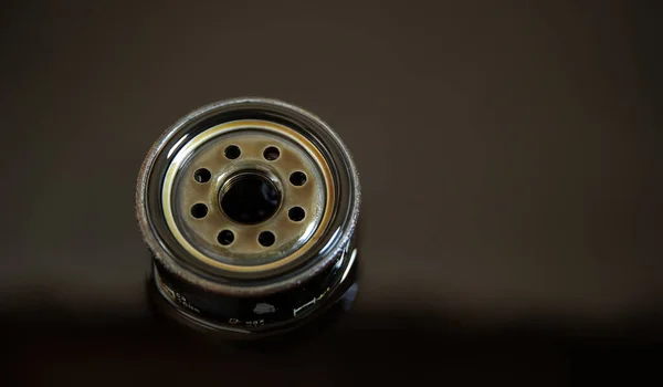 使用されるオイルフィルターは古いオイルに立つ 車のエンジンオイルを交換するプロセス — ストック写真