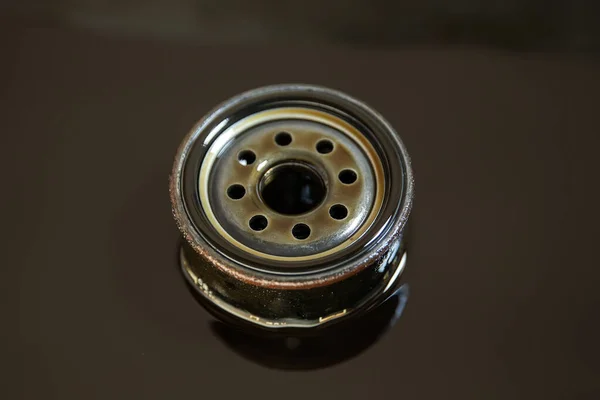 使用されるオイルフィルターは古いオイルに立つ 車のエンジンオイルを交換するプロセス — ストック写真