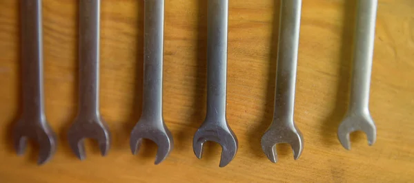 Κλειδιά Ξύλινο Φόντο Εργαλεία Για Την Εργασία Μηχανήματα — Φωτογραφία Αρχείου