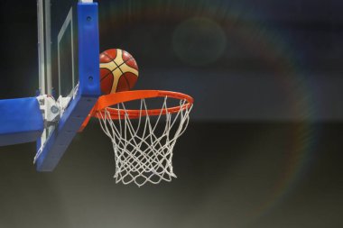 Basketbol topu basketbol potasına doğru uçuyor. Ayarlanmış