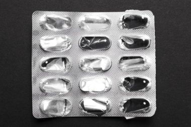 Siyah arkaplanda boş hap kutusu