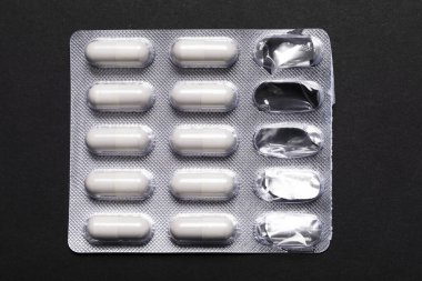 Bir paket beyaz hap.
