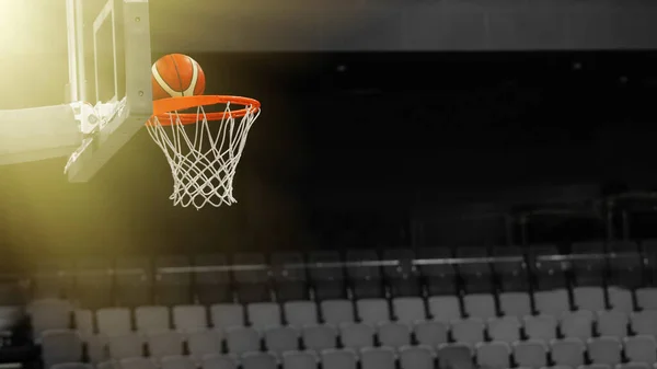 Pallone Basket Vola Nel Canestro Basket Sullo Sfondo Degli Stand — Foto Stock