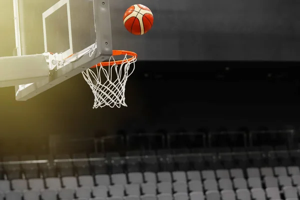 Pallone Basket Vola Nel Canestro Basket Sullo Sfondo Degli Stand — Foto Stock