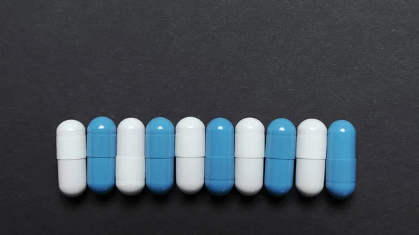 Alternating White Blue Pills Black Background Mock — Stock Photo, Image