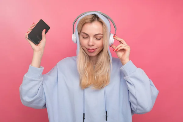 Une Fille Dans Sweat Capuche Mode Écoute Musique Son Téléphone — Photo