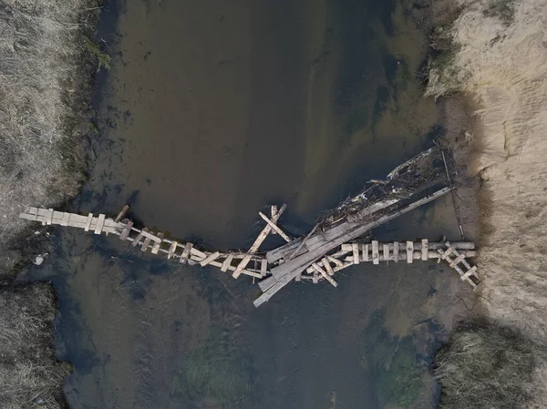Mała Rzeka Rozbitym Mostem Fotografia Lotnicza — Zdjęcie stockowe