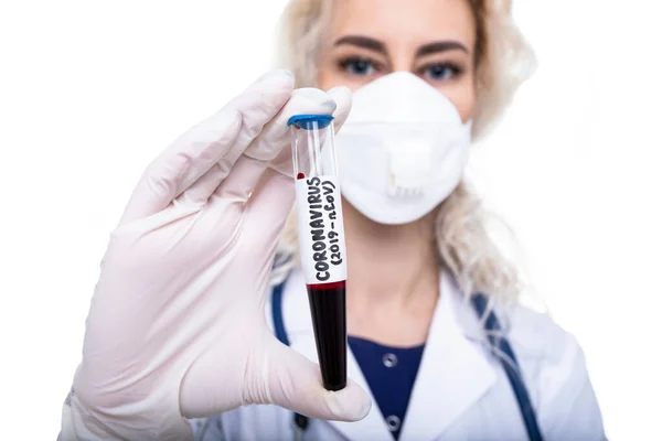Doctora Sostiene Tubo Ensayo Con Sangre Que Encontró Coronavirus — Foto de Stock