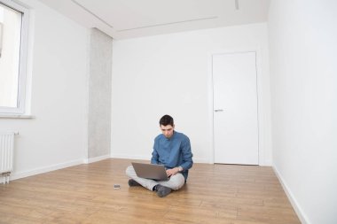 Adam evden bilgisayarın başında çalışıyor.