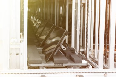 Fabrika hattında test sırasında televizyonlar. Ayarlanmış