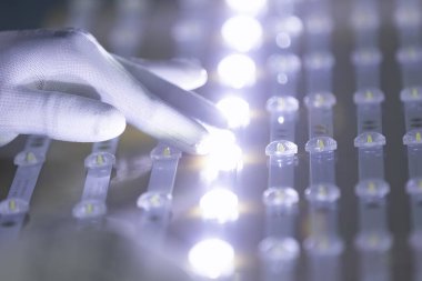 LCD panellerinin temiz bir odada yakından incelenmesi. Televizyon imalatı fabrikası