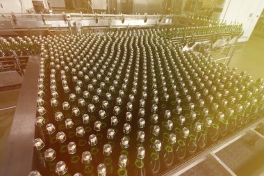 Şampanya şişelerinin üst manzarası tıkaçla kapatılmış. Ayarlanmış