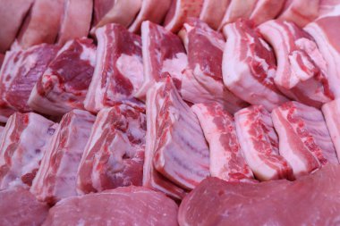 Raflarda dilimlenmiş çiğ et