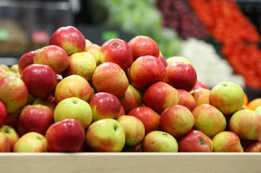 Süpermarkette kırmızı elmalar