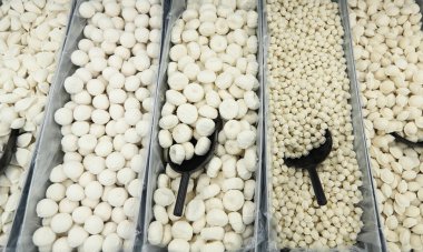 Süpermarkette kilolarına göre farklı hamur tatlısı türleri