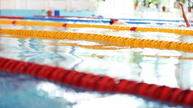 Yüzücüler için ayrı şeritleri olan umumi yüzme havuzu