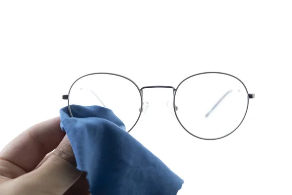 Κοντινό Πλάνο Ενός Χεριού Ένα Μπλε Πανί Που Σκουπίζει Γυαλιά — Φωτογραφία Αρχείου