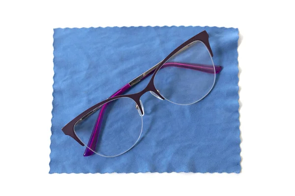 Snygga Glasögon Ligger Blå Trasa För Rengöring Isolerad — Stockfoto