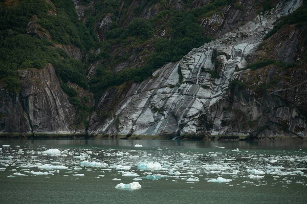 Pequenas Geleiras Azuis Derretendo Oceano Contra Montanhas Evidência Aquecimento Global — Fotografia de Stock