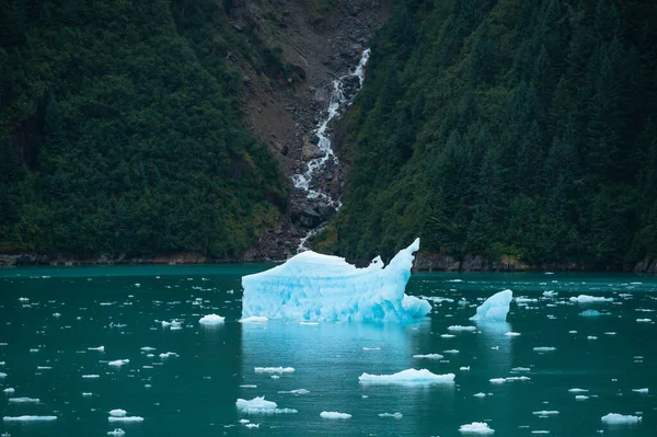 Piccoli Ghiacciai Blu Che Sciolgono Nell Oceano Contro Montagne Prove — Foto Stock