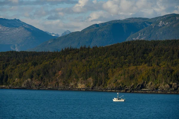 Pequeno Navio Pesca Navegando Oceano Fundo Montanhas Floresta Verde — Fotografia de Stock