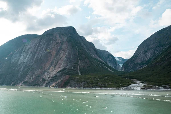 Морская Вода Льдом Фоне Прекрасных Горных Пейзажей — стоковое фото