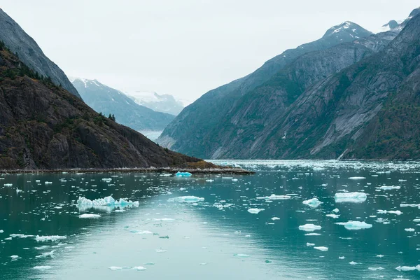 美しい山の景色を背景に氷の海が浮かぶ青い海 — ストック写真