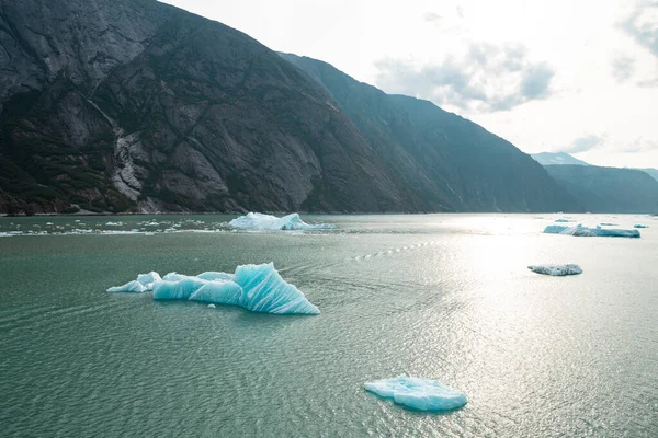 Água Azul Oceano Com Flutuadores Gelo Fundo Belas Vistas Montanha — Fotografia de Stock