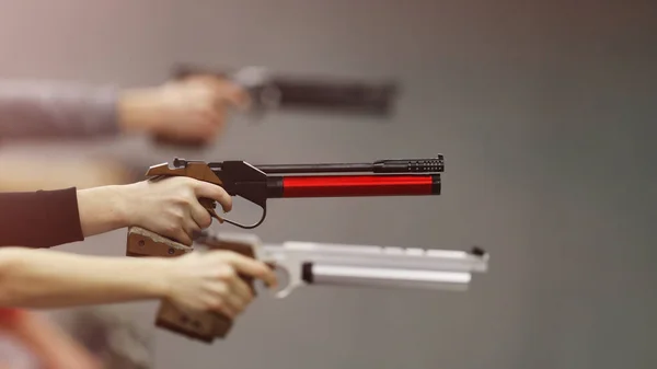 Ręka Mężczyzny Który Strzela Profesjonalnego Pistoletu Pneumatycznego Tle Strzelać Innych — Zdjęcie stockowe