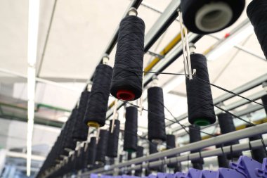 Üretilen ipliklere yakın çekim. İp ve kumaş üretimi için bir fabrika