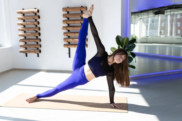 Mavi Eşofmanlı Bir Kız Yoga Odasında Esniyor Güneşli Bir Günde — Stok fotoğraf