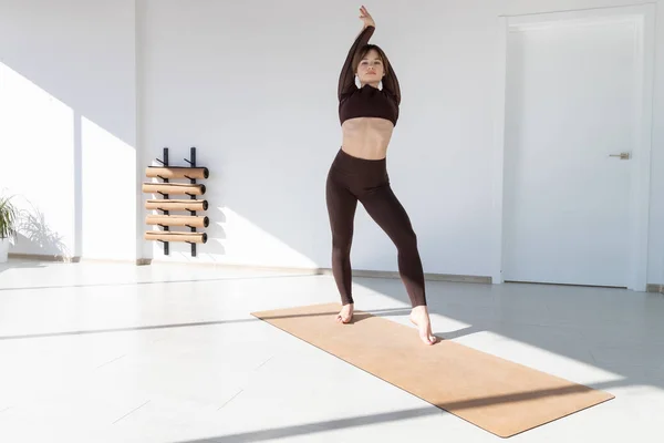 Eşofmanlı Bir Kız Yoga Stüdyosunda Egzersiz Yaparken Esniyor Aydınlık Bir — Stok fotoğraf
