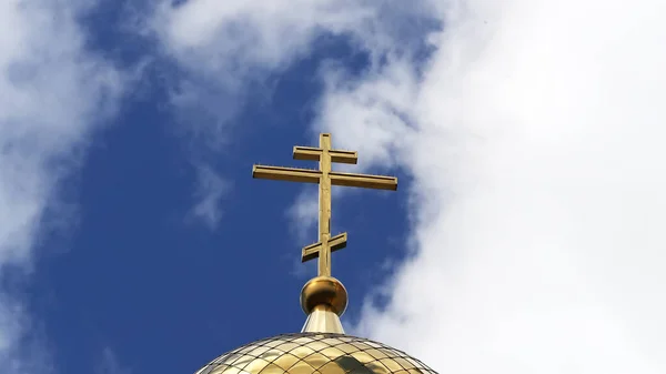 Крупный План Православного Золотого Креста Крыше Церкви Фоне Голубого Неба — стоковое фото