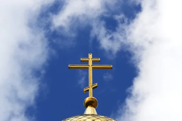 Крупный План Православного Золотого Креста Крыше Церкви Фоне Голубого Неба — стоковое фото