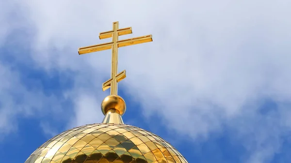 Close Van Het Orthodoxe Gouden Kruis Het Dak Van Kerk — Stockfoto