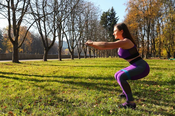 Chica Atlética Calienta Antes Entrenar Parque —  Fotos de Stock