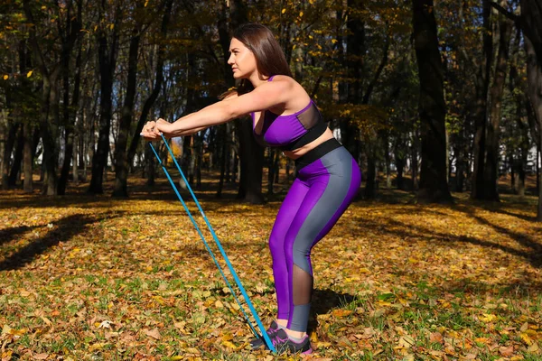 Sportief Meisje Doet Oefeningen Met Een Fitness Elastiekje Het Park — Stockfoto