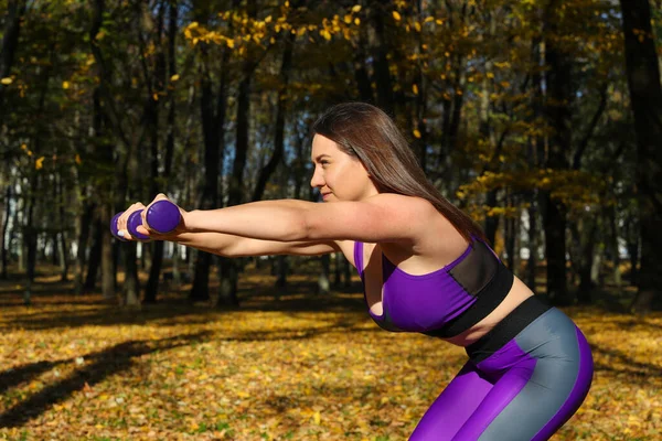 Ein Mädchen Hellen Trainingsanzug Macht Park Übungen Mit Hanteln — Stockfoto
