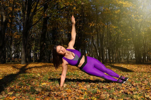 Eşofmanlı Bir Kız Parkta Spor Yapıyor — Stok fotoğraf