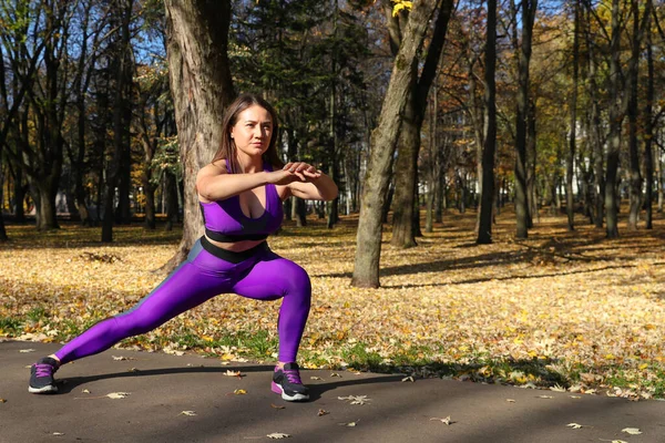 Eşofmanlı Bir Kız Koşmadan Önce Parkta Isınıyor Temiz Hava Egzersizi — Stok fotoğraf