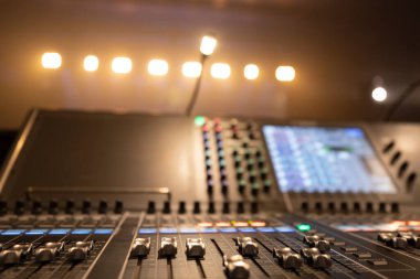Profesyonel ses kontrol paneli. Konserler ve etkinlikler için ekipman