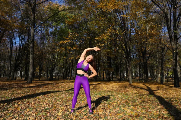 Chica Dedica Los Deportes Parque Calentamiento Antes Del Entrenamiento —  Fotos de Stock